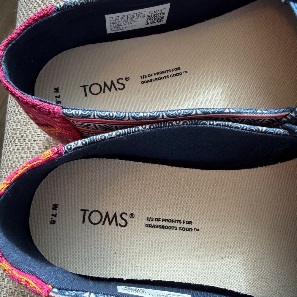 NWT TOMS Women’s Alpargata indigo Floral Hmong print Shoes Sz 7.5 - Picture 3 of 10